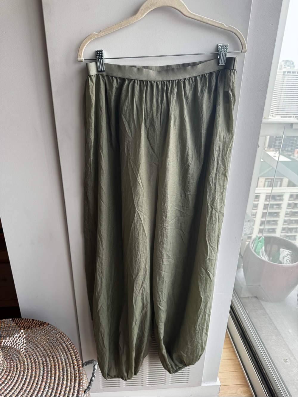 FP Movement Olive Green Sheer Balloon Jogger Pants L NWOT
L - Picture 5 of 8